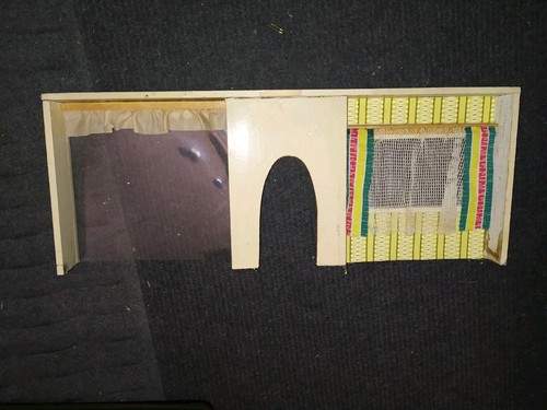 Alte wand mit tür und - tür,