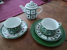  Zwei Weihnachtstassen mit