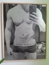 Mann Akt Kunst auf gebürstetem Dibond mit durchschimmerndem Aluminium, gerahmt