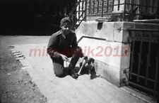 Foto-Negativ, Wehrmacht, Berlin, Sdt. beim Gassi gehen mit Kmp.Hund, 5026-764/43