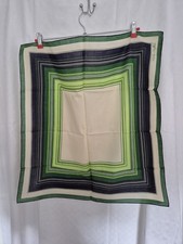 Weiß, grün, blauer Schal