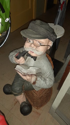 Figur lesend auf korbsessel - lesend,,