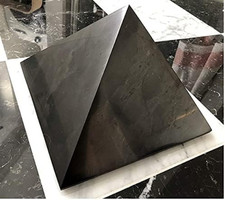 Riesige schungit pyramide - riesige,