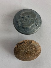 2 Knöpfe, Dachbodenfund, Totenkopf Knopf