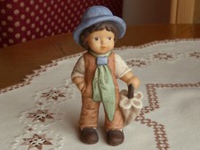 Goebel Nina & Marco Limpke Figur Junge mit Krawatte und Regenschirm Höhe 14 cm