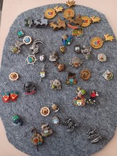 Verschiedene Abzeichen über