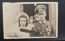 Foto Wk2 Portrait Wehrmacht Offizier Orden Abzeichen Hochzeit Schütze Mütze Frau