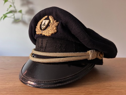 Schirmmütze eines offiziers - schirmmütze,
