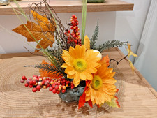 Gerbera-Gesteck auf Stein Kunstblumengesteck