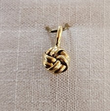 Goldanhänger Knoten