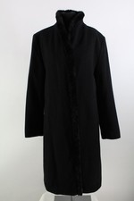 Milo Coats schwarzer Mantel