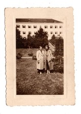 Original Foto 1930er Damen vor großem Gebäude, Vintage Fotografie