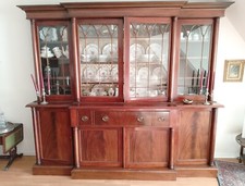 Wohnzimmerschrank im Kolonialstil, Mahagoni massiv, England ca. 1930