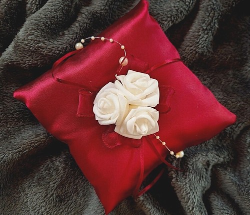 Ringkissen bordeaux mit - , rosen