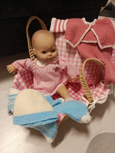 Baby puppe mit tragekorb und - baby,