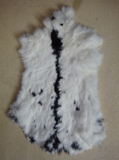 großes Hasenfell, weiss mit schwarz, ca. 50 x 32 cm, Kuschelplatz für Katze