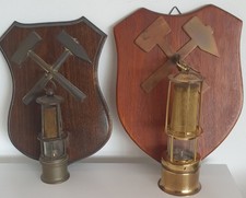 Grubenlampen auf Holzschildern
