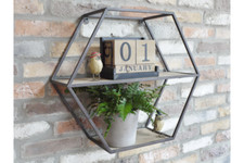 Rustikales Holzregal im