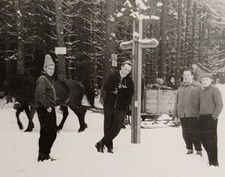 Vier junge Männer stehen mit
