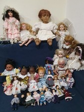 31 Sammlerpuppen / Künstlerpuppen Konvolut aus der Vitrine, Porzellan u.a.