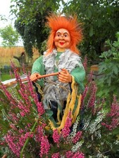 Hexe  freundlich Hängend