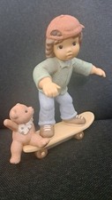 Goebel Figur - Nina &  Marco - Limpke - Junge mit Teddy auf Skateboard
