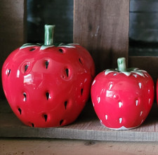 2 x Porzellan Erdbeere Deko