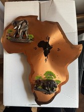 Uhr in Afrika-Form, golden