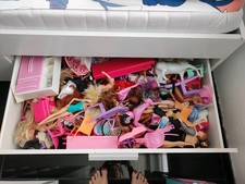 Barbie Puppen Kleidung und Zubehör Set, Pferd, Kleidung, Möbel Uvm. circ 15 Kilo