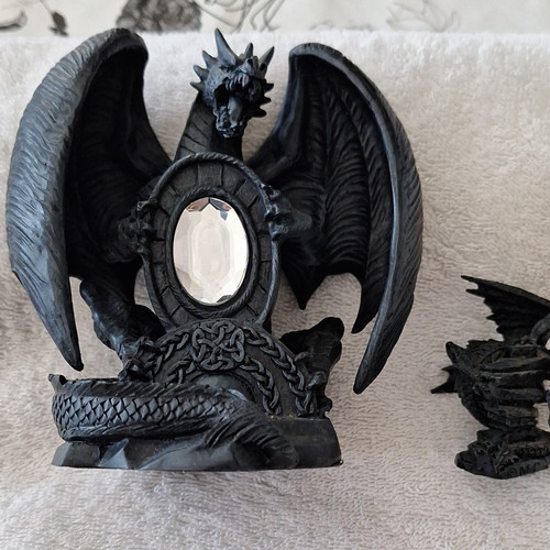 Schwarze drachen fantasyfigur - drachen,