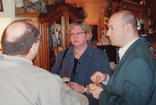 Mollige frau steht mit - frau,
