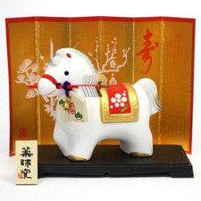 Jahrestierfigur 2026: Pferd Hayama, Figur mit Glückspfeil