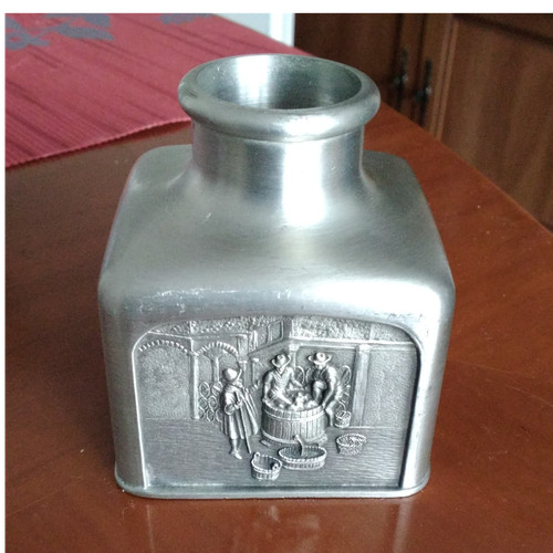 Zinnkanne mit relief - zinnkanne,