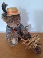 Sammler Geschenk Schmider Creativ Bär Bauer Mit Schubkarre und Hahn.  