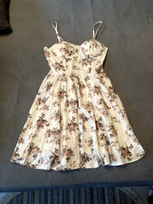 schönes Spaghettiträgerkleid mit Blumen in weiß