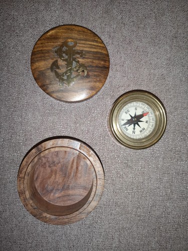 Antiker kompass aus holz und - kompass,