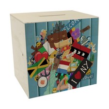 Spardose aus Holz im Koffer