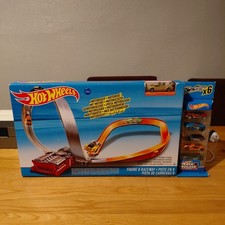 Seltenes Hot Wheels Figur 8 Raceway Set. Inklusive Booster, verstellbare Böschecke