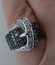 Ring mit schwarzen und wei3en Diamanten