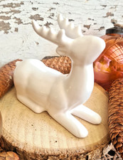 Elch Hirsch weiß schlcht Weihnachtsdeko Advent Tischdeko Fendterdeko sitzend