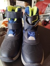 zwei Paar Winterschuhe für Kinder
