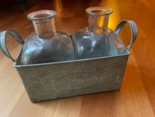 2 Blumenvasen Flaschenform in Blechkasten Vintage