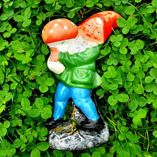 Alter kleiner Gartenzwerg mit Pilz, Keramikfabrik in Gschwenda, antik, selten