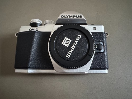 Olympus e m10 mark - •,
