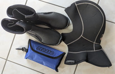 Tauchausrüstung: Haube, Boots/Füßlinge (Größe S), Signalset mit Boje und Blinker