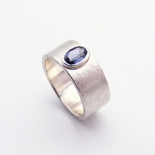 Silberring mit dunkelblauem Spinell, Einzelstück