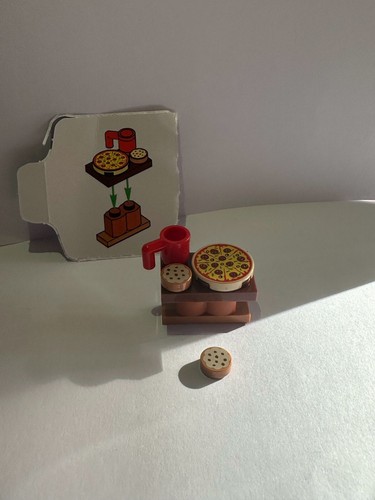 Lego pizza auf tisch mit - pizza,