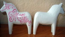 Dalarnapferd 13 cm Dalapferdchen weiss Kurbitzmotiv