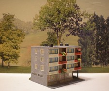 Für H0 Diorama HO 1:87 Wohn Geschäfts Haus ca. 60er Jahre patiniert beleuchtbar