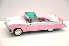 Road Signature 1:18  Ford Fairlane Crown Victoria 1955 pink/weiß Metall Modell